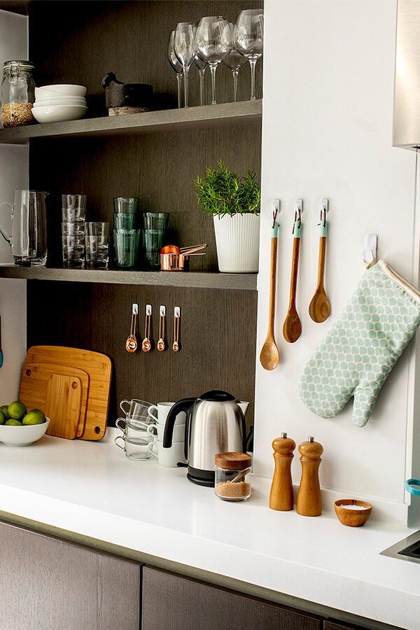 VELCRO® Brand adhesive hooks in the kitchen